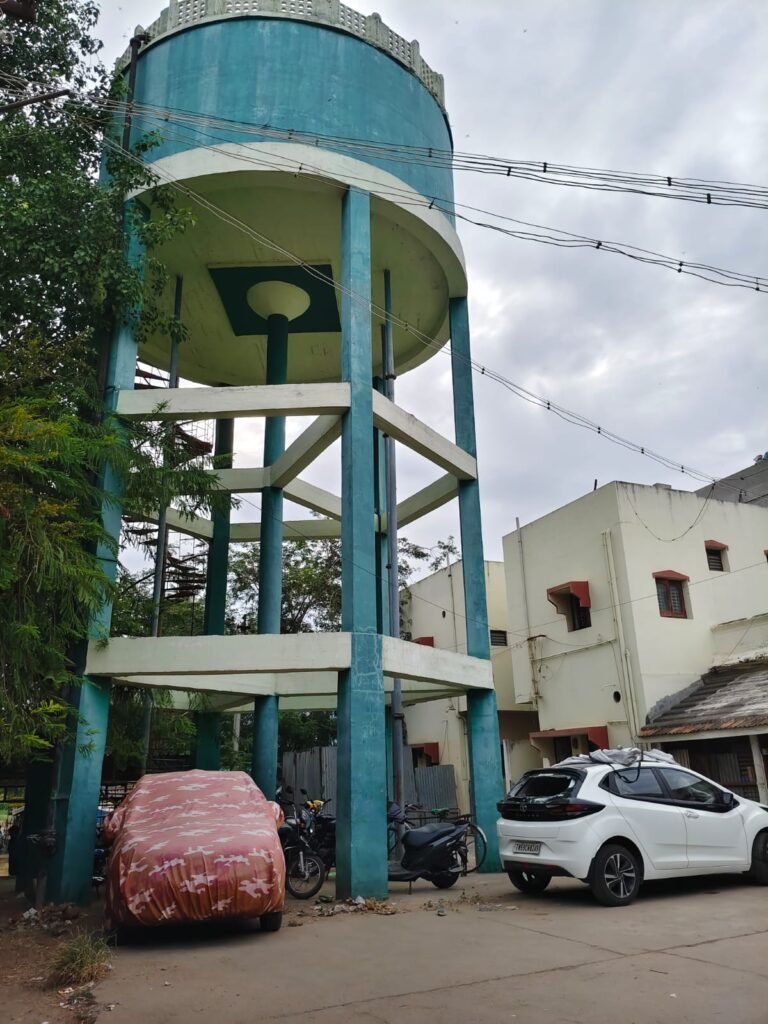 சோழவந்தானின் கோவில்களுக்கு மத்தியில் ஆபத்தான நிலையில் உள்ள குடிநீர் மேல்நிலை நீர்த்தேக்க தொட்டியை பாதுகாப்பான இடத்திற்கு மாற்ற பொதுமக்கள் பக்தர்கள் கோரிக்கை