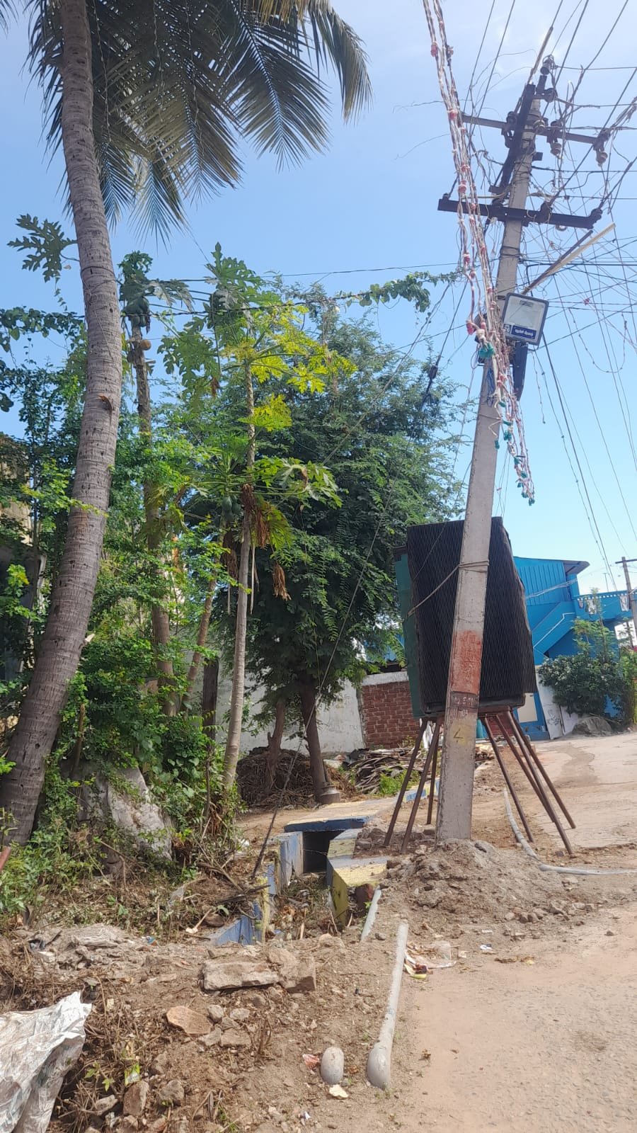 முள்ளிப்பள்ளம் வரதராஜ பெருமாள் கோவில் அருகில் ஆபத்தான நிலையில் மின்கம்பம் கும்பாபிஷேகம் நடக்க உள்ள நிலையில் உடனடியாக சரி செய்ய பக்தர்கள் கோரிக்கை