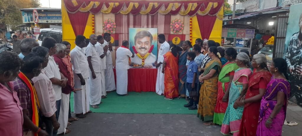 தேமுதிக நிறுவன தலைவர் கேப்டன் விஜயகாந்தின் 73-வது பிறந்தநாள் விழா தாராபுரத்தில் உற்சாகமாகக் கொண்டாடப்பட்டது