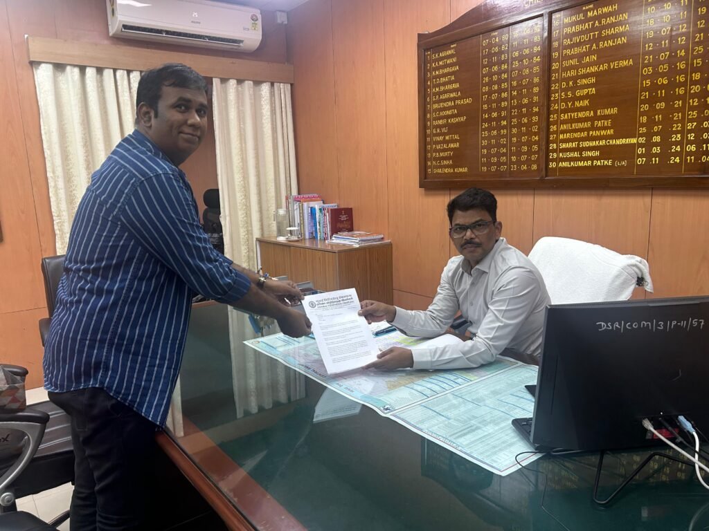 கோயிலுக்குள் கடைகள் எப்படி அனுமதிக்கப்படுகின்றன என்று சென்னை உயர்நீதிமன்றம் கேள்வி எழுப்பியுள்ளது.