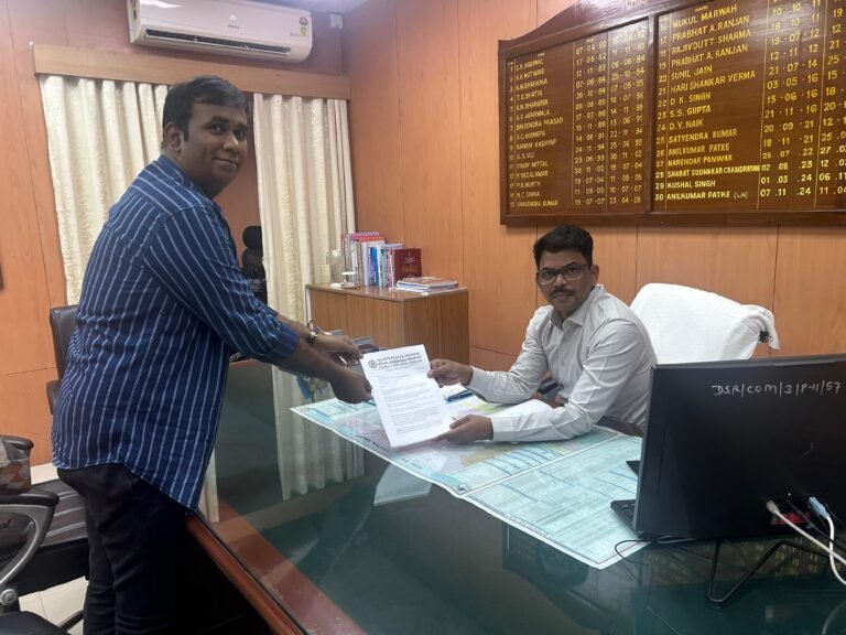 கோயிலுக்குள் கடைகள் எப்படி அனுமதிக்கப்படுகின்றன என்று சென்னை உயர்நீதிமன்றம் கேள்வி எழுப்பியுள்ளது.