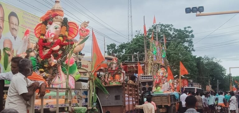 நிலக்கோட்டை ஒன்றியத்தில் 112 விநாயகர் சிலைகளுடன் ஊர்வலம் மேளதாளம் முழங்க வானவேடிக்கையோடு பக்தி பரவசம்