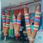 நிலக்கோட்டையில் இருந்து நாகர்கோவிலுக்கு 8 அடி உயரத்தில் 4 லட்சம் மதிப்பில் பிரம்மாண்ட உலர் பழங்களால் மாலை பூ வியாபாரிகள் திரண்டு ஆச்சரியத்துடன் பார்த்துச் சென்றனர்