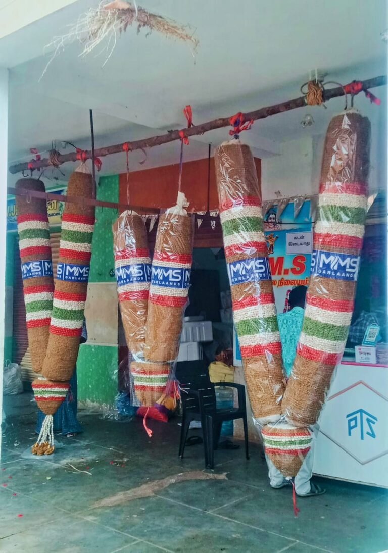 நிலக்கோட்டையில் இருந்து நாகர்கோவிலுக்கு 8 அடி உயரத்தில் 4 லட்சம் மதிப்பில் பிரம்மாண்ட உலர் பழங்களால் மாலை பூ வியாபாரிகள் திரண்டு ஆச்சரியத்துடன் பார்த்துச் சென்றனர்