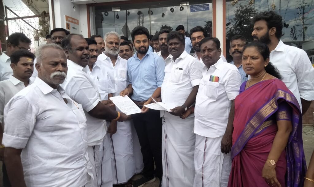 வாடிப்பட்டியில் செப்.4-ஆம் தேதி எடப்பாடி பழனிச்சாமி பிரச்சாரம் முன் ஏற்பாடு பணிகள் குறித்து ஆர்.பி. உதயகுமார் ஆலோசனை :