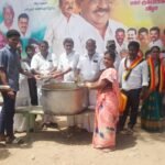 சோழவந்தான் அருகே முள்ளிபள்ளத்தில் வாடிப்பட்டி தெற்கு ஒன்றிய தேமுதிக சார்பாக விஜயகாந்த் பிறந்த நாளை முன்னிட்டு நலத்திட்ட உதவிகள் வழங்கப்பட்டது :