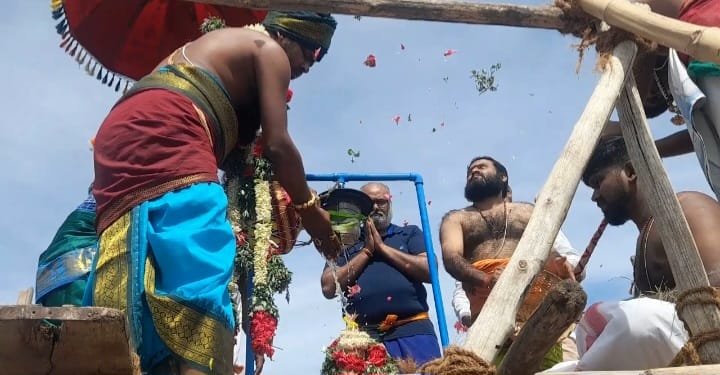 கீழமாத்தூர் அருள்மிகு செல்வ விநாயகர் ஆலய கும்பாபிஷேகம் நடைபெற்றது திரளான பக்தர்கள் சாமி தரிசனம் செய்தனர். சோழவந்தான் ஆகஸ்ட் 30 மதுரை மேற்கு வட்டத்திற்கு உட்பட்ட கீழமாத்தூர் கிராமத்தில் பிரசித்தி பெற்ற பழமை வாய்ந்த அருள்மிகு ஸ்ரீ செல்வ விநாயகர் ஆலயம் மகா கும்பாபிஷேக விழா நடைபெற்றது. விழாவையொட்டி சிவ ஸ்ரீ நாகேஸ்வர சிவாச்சாரியார், சிவ ஸ்ரீ விக்னேஸ்வர சிவாச்சாரியார் தலைமையில் மங்கள இசை உடன் விக்னேஸ்வர பூஜை முதலாம் கால யாகசாலை நிகழ்ச்சிகள் தொடங்கின. இரண்டாம் நாள் நிகழ்ச்சி கோபூஜை, வேத பாராயணம், மூல மந்திர ஹோமம் இரண்டாம் கால யாக பூஜை பூர்ணாஹூதியுடன் நிறைவுற்றது. தொடர்ந்து கடம் புறப்பாடாகி மேளதாளத்துடன் திருக்கோவிலை சுற்றி வலம் வந்து அருள்மிகு செல்வ விநாயகருக்கு கும்பத்தில் புனித நீர் ஊற்றப்பட்டது. அப்போது வானத்தில் கருடன் வட்டமிட்டது. பக்தர்கள் மனம் உருகி வேண்டினர். தொடர்ந்து செல்வ விநாயகருக்கு பால் தயிர் வெண்ணை சந்தனம் பன்னீர் இளநீர் உள்ளிட்ட பல்வேறு அபிஷேகங்கள் செய்யப்பட்டு தீபாராதனை காட்டப்பட்டது. பக்தர்களுக்கு பிரசாதம் வழங்கப்பட்டது அறுசுவை அன்னதானம் வழங்கப்பட்டது. விழாவிற்கான ஏற்பாடுகளை திருப்பணி குழுவினர் மற்றும் கீழமாத்தூர் கிராம பொதுமக்கள் செய்திருந்தனர்.