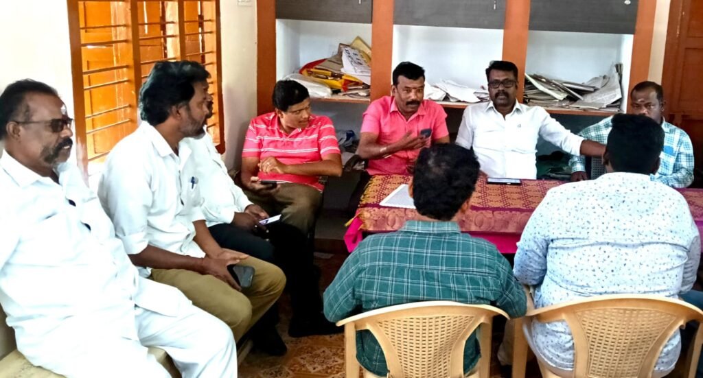 அரசு அலுவலர் ஒன்றிய செயற்குழுவில் கூட்டம். மதுரை. தமிழ்நாடு அரசு அலுவலர் ஒன்றியம், மதுரை மாவட்டம் சார்பாக , மாவட்ட செயற்குழு கூட்டம் மாவட்டத் தலைவர் அ. இளங்கோ தலைமையில், நடைபெற்றது. இக்கூட்டத்தில், தமிழ்நாடு அரசு அலுவலக ஒன்றியம் மாநில நிர்வாகிகள் பதவியேற்பு விழா உள்ளிட்ட ஐம்பெரும் விழா தேனியில் நடைபெறுவதற்கு, மதுரை மாவட்டம் சார்பாக திரளாக பங்கேற்பது என, தீர்மானம் நிறைவேற்றப்பட்டது. கூட்டத்தில், மாவட்ட நிர்வாகிகள் ந. சண்முகசுந்தரம், வெ. இளங்கோ, ம. சுரேஷ், வே. சசிகுமார், முத்துக்குமார், ரபீக் ராஜா, இரா. குமார், இரா.சரவணகுமார், மா. அருண்குமார், செந்தில்குமார், உமா மகேஸ்வரி, ரேவதி, ராஜராஜன், லோ. ரவிக்குமார், கோபி கண்ணன், சுப்பிரமணியன் ஆகியோர் பங்கேற்று நிகழ்ச்சியினை சிறப்பித்தனர்.