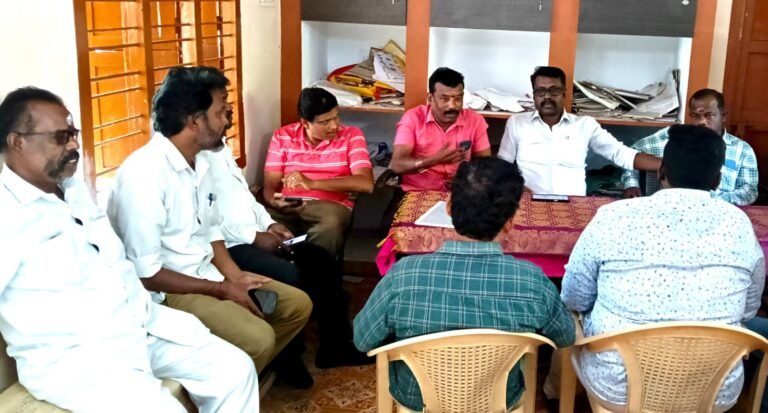 அரசு அலுவலர் ஒன்றிய செயற்குழுவில் கூட்டம். மதுரை. தமிழ்நாடு அரசு அலுவலர் ஒன்றியம், மதுரை மாவட்டம் சார்பாக , மாவட்ட செயற்குழு கூட்டம் மாவட்டத் தலைவர் அ. இளங்கோ தலைமையில், நடைபெற்றது. இக்கூட்டத்தில், தமிழ்நாடு அரசு அலுவலக ஒன்றியம் மாநில நிர்வாகிகள் பதவியேற்பு விழா உள்ளிட்ட ஐம்பெரும் விழா தேனியில் நடைபெறுவதற்கு, மதுரை மாவட்டம் சார்பாக திரளாக பங்கேற்பது என, தீர்மானம் நிறைவேற்றப்பட்டது. கூட்டத்தில், மாவட்ட நிர்வாகிகள் ந. சண்முகசுந்தரம், வெ. இளங்கோ, ம. சுரேஷ், வே. சசிகுமார், முத்துக்குமார், ரபீக் ராஜா, இரா. குமார், இரா.சரவணகுமார், மா. அருண்குமார், செந்தில்குமார், உமா மகேஸ்வரி, ரேவதி, ராஜராஜன், லோ. ரவிக்குமார், கோபி கண்ணன், சுப்பிரமணியன் ஆகியோர் பங்கேற்று நிகழ்ச்சியினை சிறப்பித்தனர்.