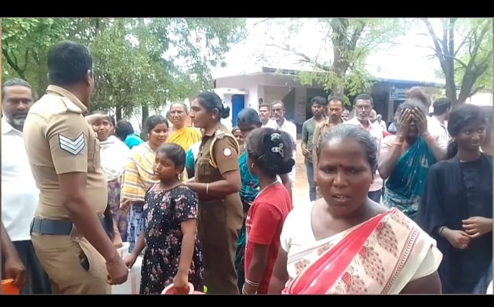 கிராம் மக்கள் காலிக் குடங்களுடன் மறியல் :