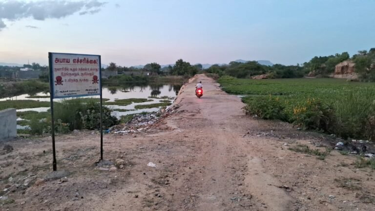 மதுரை யானைமலை நரசிங்கம் சாலையின் இருபுறங்களிலும் 300 அடி அளவிலான ராட்சத பள்ளங்கள் - தடுப்புச் சுவர் அமைக்க பொதுமக்கள் கோரிக்கை :