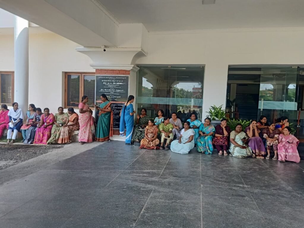 பதவி உயர்வில் முறைகேடு நடந்ததாக கூறி-பதிவாளர் அலுவலகத்தை பூட்டி முற்றுகை போராட்டம் !