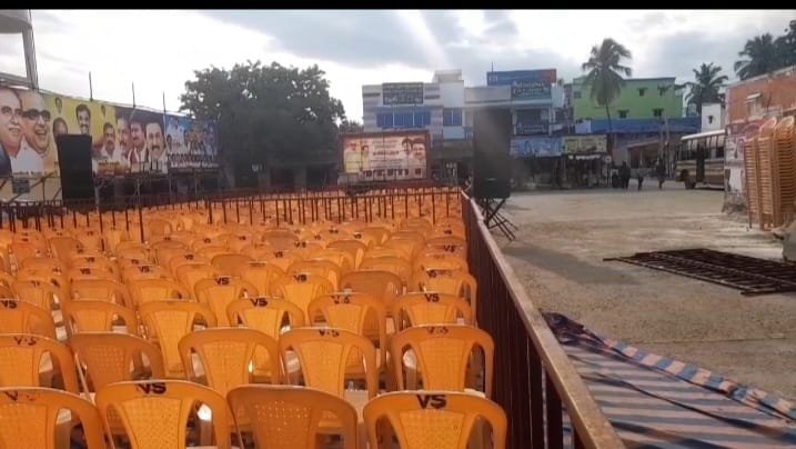 பாலமேட்டில் நலத்திட்ட உதவிகள் வழங்கும் விழாவிற்காக பேருந்து நிலையத்தை மறித்து மேடை போட்ட திமுகவினர் பேருந்து நிலையத்திற்குள் பேருந்து வர முடியாத நிலையில் பொதுமக்கள் அவதி !