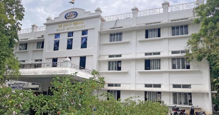 பழனியில் தனியார் உணவகங்களில் வசூல் வேட்டை பழனி நகர்நல அலுவலர் மீது குவியும் புகார்.!