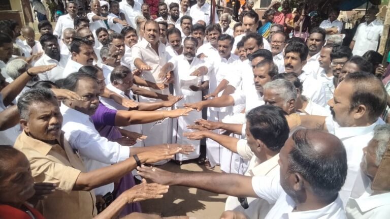 வாடிப்பட்டியில் அண்ணா பிறந்தநாள் விழா ! வெங்கடேசன் எம் எல் ஏ அண்ணா சிலைக்கு மாலை அணிவித்தார் :