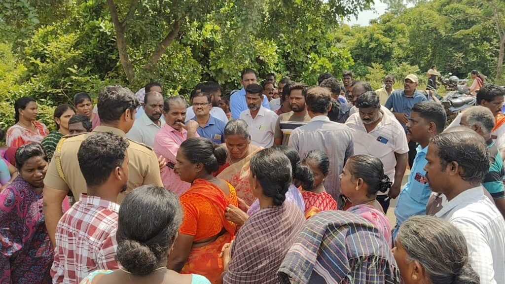 கும்மிடிப்பூண்டி அருகே கோங்கல் கிராமத்தில் வட்டாட்சியரை முற்றுகை ஆர்ப்பாட்டம்…..