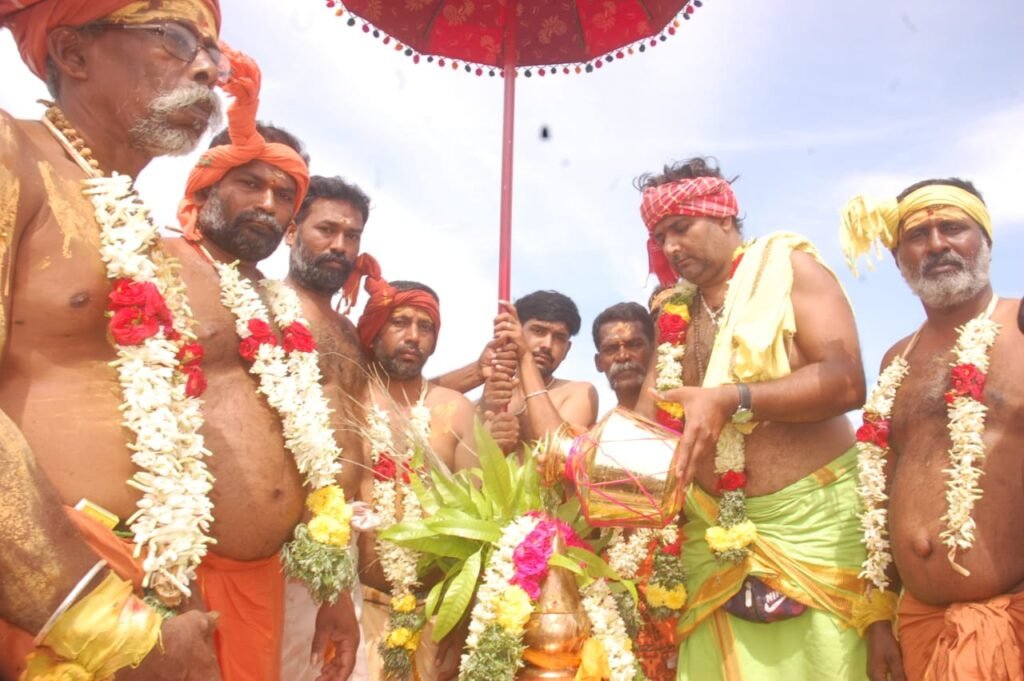 அலங்காநல்லூர் அருகே தாதக்கவுண்டன் பட்டியில் அமைந்துள்ளஅருள்மிகு ஸ்ரீ காமாட்சி அம்மன் - ஸ்ரீ கோடாங்கி அம்மன் - ஸ்ரீ கருப்புசாமி ஸ்ரீ கன்னிமார் ஆலய கும்பாபிஷேகம் :