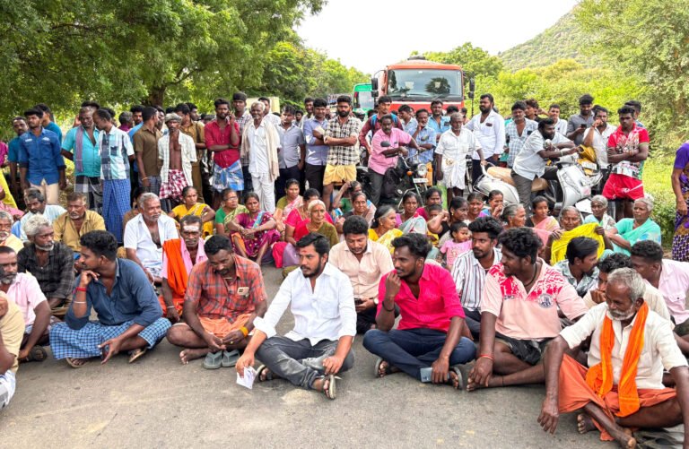 உசிலம்பட்டி அருகே சாலையை சீரமைக்க கோரி கிராம பொதுமக்கள் திடீர் சாலை மறியலில் ஈடுபட்டதால் பரபரப்பு ! சுமார் அரை மணி நேரத்திற்கு மேலாக போக்குவரத்து பாதிப்பு :