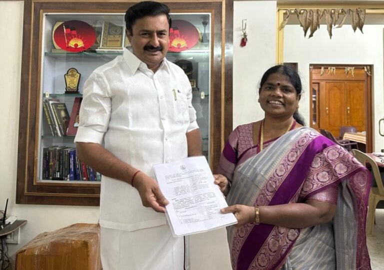 மாண்புமிகு தமிழ் வளர்ச்சி மற்றும் செய்தி துறை அமைச்சர் திரு.மு.பெ.சாமிநாதன் அவர்களை சந்தித்து கலைமாமணி கலாராணி வாழ்த்து பெற்றார் :