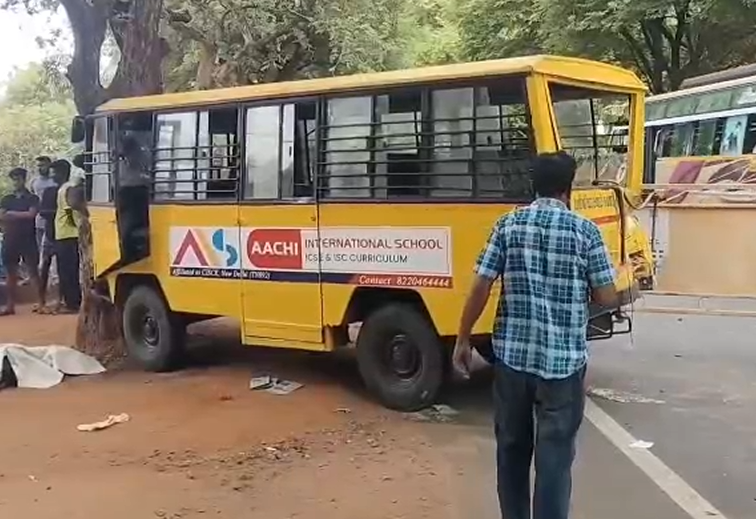 பள்ளி வாகனம் மீது பஸ் மோதியது :
