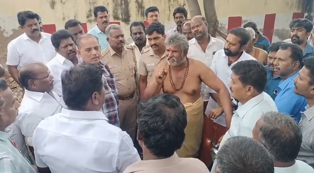 உசிலம்பட்டியில் பேருந்து நிலையம் விரிவாக்க பணிக்காக கோவில் மரங்களை வெட்டுவதற்கு சமூக ஆர்வலர்கள் மற்றும் கடை வியாபாரிகள் எதிர்ப்பு தெரிவித்ததால் பரபரப்பு !