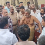 உசிலம்பட்டியில் பேருந்து நிலையம் விரிவாக்க பணிக்காக கோவில் மரங்களை வெட்டுவதற்கு சமூக ஆர்வலர்கள் மற்றும் கடை வியாபாரிகள் எதிர்ப்பு தெரிவித்ததால் பரபரப்பு !