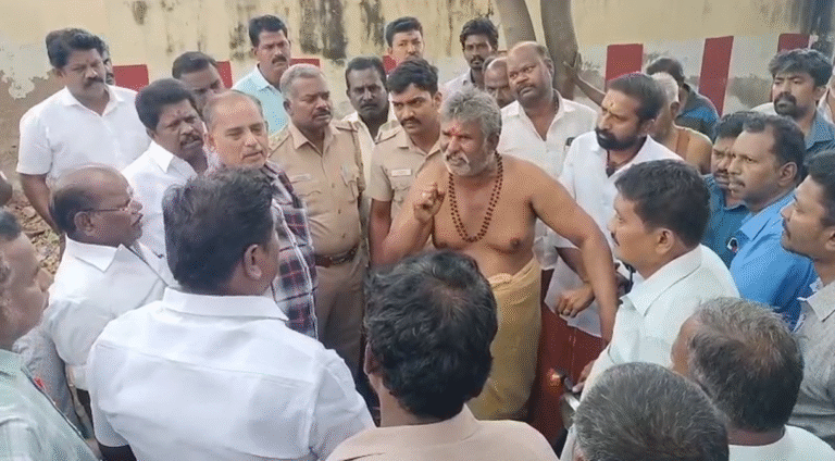 உசிலம்பட்டியில் பேருந்து நிலையம் விரிவாக்க பணிக்காக கோவில் மரங்களை வெட்டுவதற்கு சமூக ஆர்வலர்கள் மற்றும் கடை வியாபாரிகள் எதிர்ப்பு தெரிவித்ததால் பரபரப்பு !