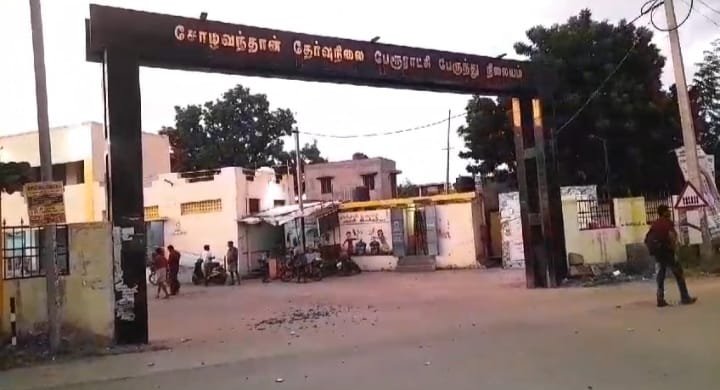 சோழவந்தான் பேருந்து நிலைய சர்வீஸ் சாலை அமைப்பதில் மூன்று துறைகளுக்கு இடையே நீயா நானா போட்டியால் பரிதாபத்தில் மக்கள் :