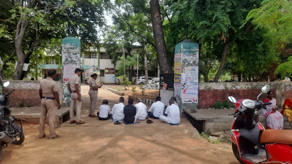 சோழவந்தான் அருகே தனியாருக்கு பத்திரப்பதிவு செய்யப்பட்ட பஞ்சமி நிலத்தை மீட்க கோரி வாடிப்பட்டி தாலுகா அலுவலகம் முற்றுகை