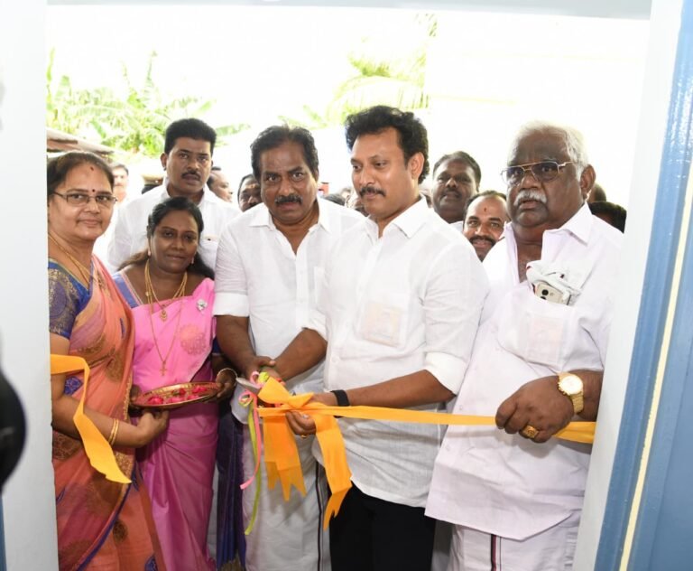 தரம் உயர்த்திய பள்ளி: அமைச்சர்கள்