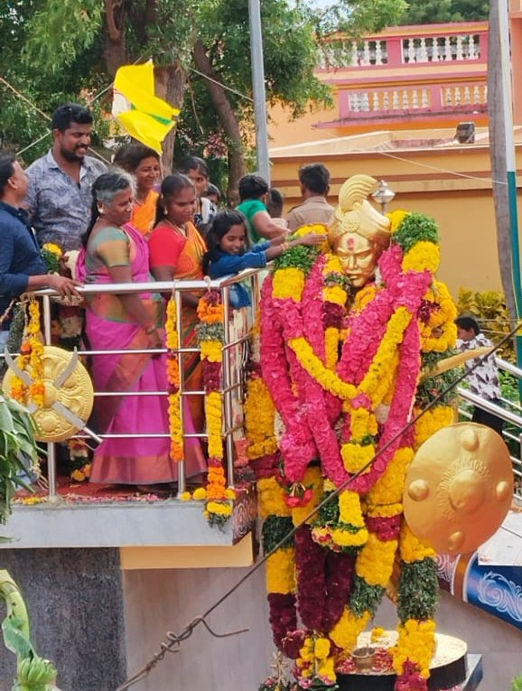 நிலக்கோட்டையில் இருந்து நெற்கட்டான் செவ்வயல் பூலித்தேவர் 310 வது பிறந்த தினம் முன்னிட்டு பெண்கள் ஊர்வலம் நடத்தி வழிபாடு பூவி வரவேற்ற நெற்கட்டான் செவ்வயல் பொதுமக்கள்