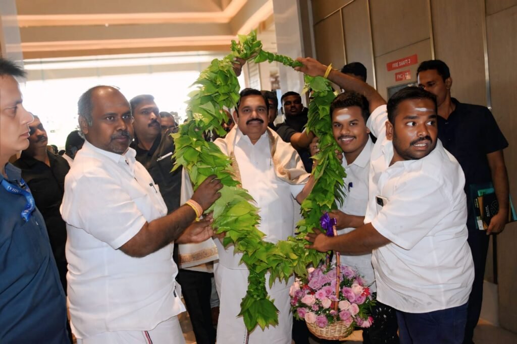 சோழவந்தான் தொகுதிக்கு வருகை தரும் அதிமுக பொதுச்செயலாளர் எடப்பாடி பழனிச்சாமிக்கு முன்னாள் அமைச்சர் ஆர் பி உதயகுமார் தலைமையில் வெற்றிலை மாலை அணிவித்து வரவேற்பு :