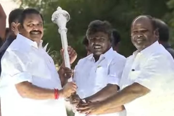 வாடிப்பட்டியில் எடப்பாடியாருக்கு அதிமுக ஆட்சி அமைய முன்னோட்டமாக செங்கோல்பரிசு முன்னாள் எம்.எல்.ஏ.,மாணிக்கம் வழங்கினார்.