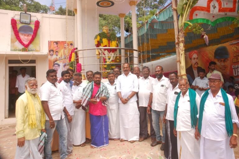 அலங்கா நல்லூர் அருகே வ.உ.சி சிலைக்கு, சோழவந்தான் எம்.எல்.ஏ.வெங்கடேசன் மாலை அணிவித்து மரியாதை செலுத்தினார்.