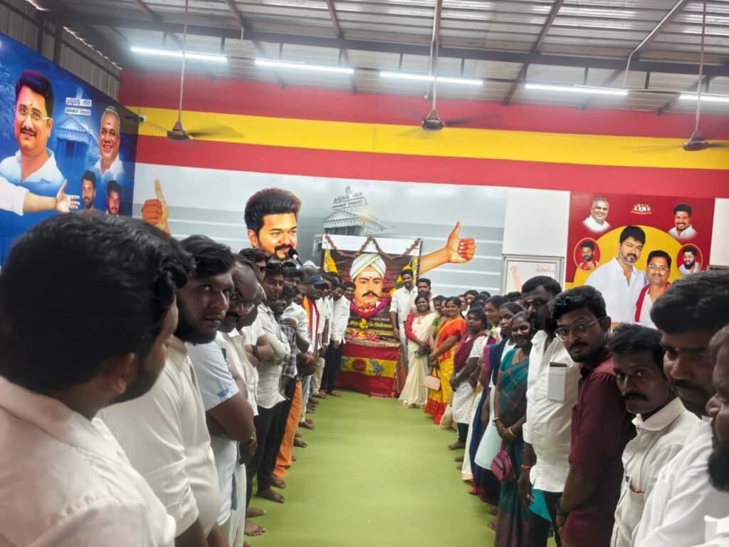 பழனியில் தமிழக வெற்றிக் கழகம் சார்பாக வ.உ.சிதம்பரனார் திருஉருவப் படத்திற்கு மாலை அணிவித்து மரியாதை செய்தனர்.