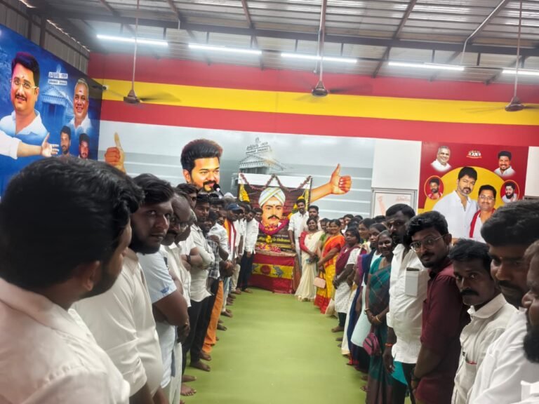 பழனியில் தமிழக வெற்றிக் கழகம் சார்பாக வ.உ.சிதம்பரனார் திருஉருவப் படத்திற்கு மாலை அணிவித்து மரியாதை செய்தனர்.