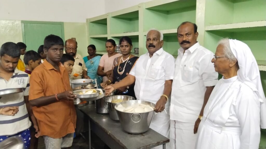 நிலக்கோட்டையில் 200 மாற்றுத்திறனாளிக்கு இலவச சீருடை அன்னதானம் வழங்கும் நிகழ்ச்சி