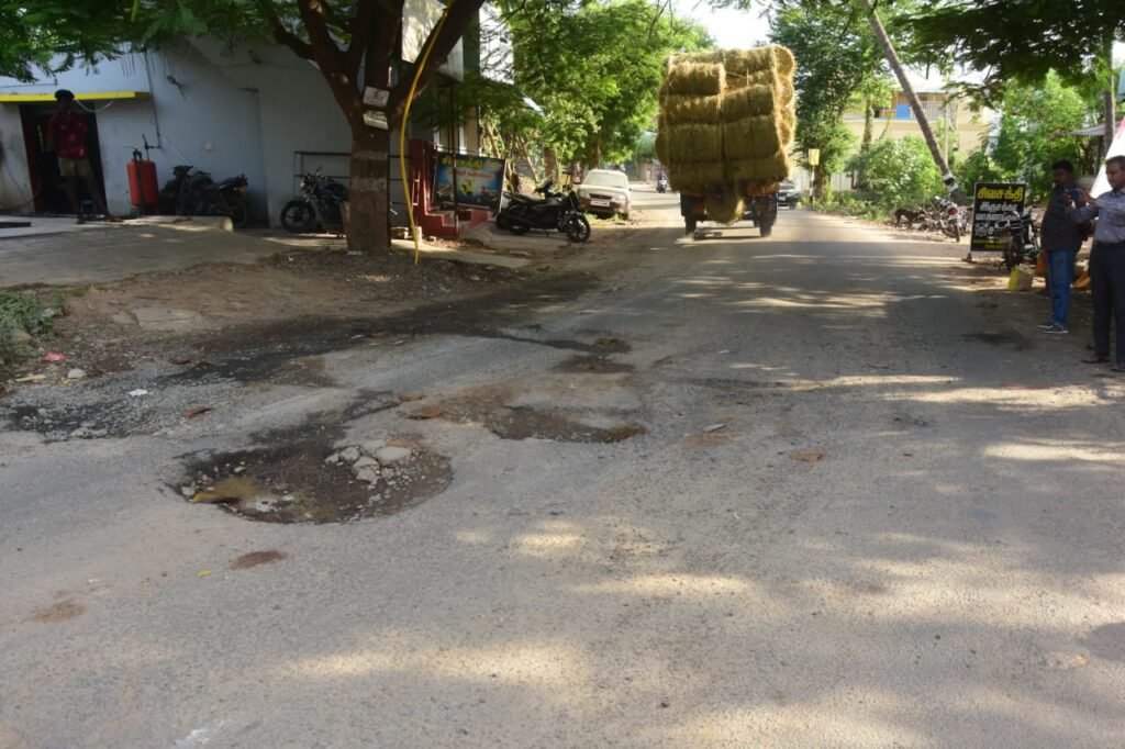 சோழவந்தான் பசும்பொன் நகர் பகுதியில் குண்டும் குழியுமான சாலையால் பொதுமக்கள் கர்ப்பிணி பெண்கள் கடும் அவதி
