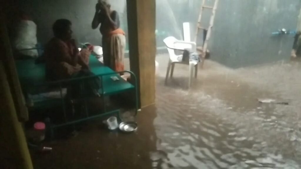 மதுரையில் மாலையில் பலத்த காற்றுடன் பெய்த கன மழையில் வீடுகளுக்குள் புகுந்த மழை நீர்