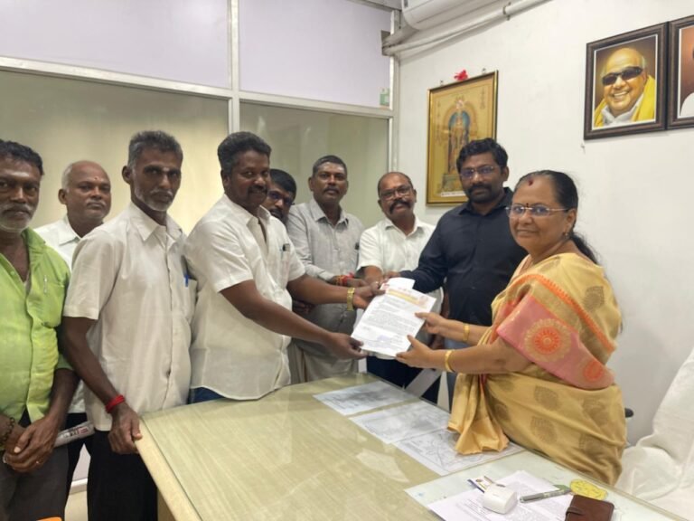 பழனியில் தெரு நாய்களை கட்டுப்படுத்த கோரி, பழனி நகராட்சியில் தேமுதிக சார்பில் கோரிக்கை மனு அளிக்கப்பட்டது.