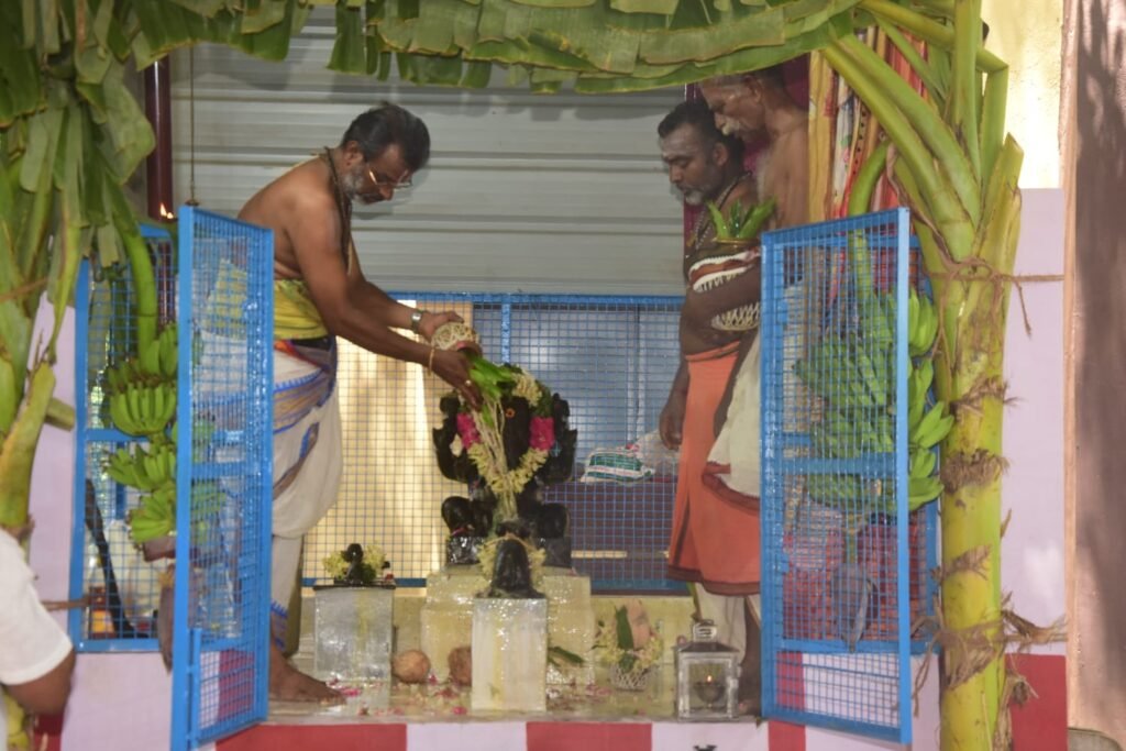 சோழவந்தான் கற்பகம் கார்டன்ஸ் ஆர் எம் எஸ் காலனி அருள்மிகு ஸ்ரீ கற்பக விநாயகர் கோவில் இரண்டாவது வருட அபிஷேக விழா நடைபெற்றது