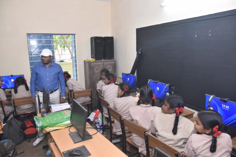 பழனி வட்டத்தில் மேற்கொள்ளப்பட்டு வரும் வளர்ச்சித் திட்டப் பணிகளை மாவட்ட ஆட்சித் தலைவர் திரு.செ.சரவணன், இ.ஆ.ப., அவர்கள் நேரில் பார்வையிட்டு ஆய்வு மேற்கொண்டார்.