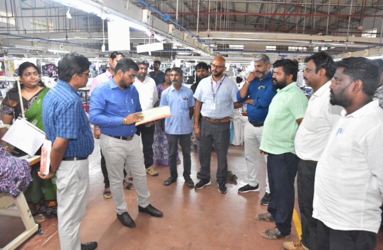 பழனி வட்டத்தில் தொழிற்சாலைகளில் பணிபுரியும் பணியாளர்களின் பாதுகாப்பு குறித்து மாவட்ட ஆட்சித் தலைவர் திரு.செ.சரவணன், இ.ஆ.ப., அவர்கள் நேரில் பார்வையிட்டு ஆய்வு மேற்கொண்டார்.