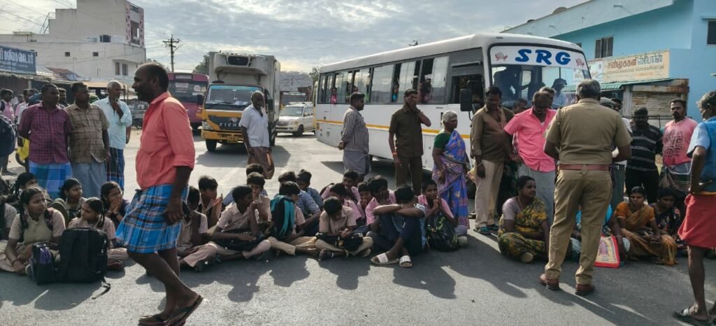 காரத்தொழுவில் பேருந்து வசதி கேட்டு மாணவர்கள் சாலை மறியல்
