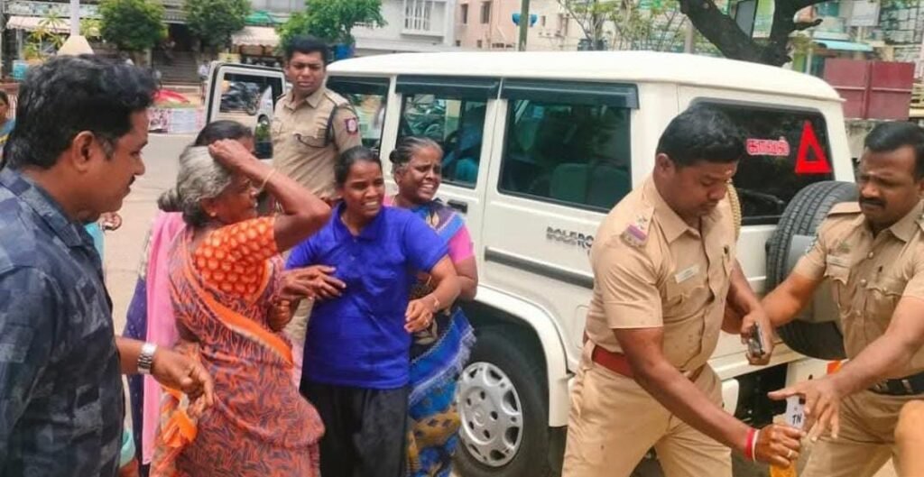 பழனி காவல் நிலையத்தில் இடப்பிரச்சினை சம்பந்தமாக மூதாட்டி தீக்குளிக்க முயற்சி....