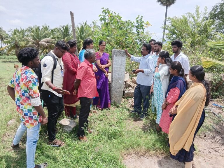 பழனி அருகே ஆயக்குடியில் 19 ஆம் நூற்றாண்டு சுமைதாங்கி கல்வெட்டு கண்டுபிடிப்பு.