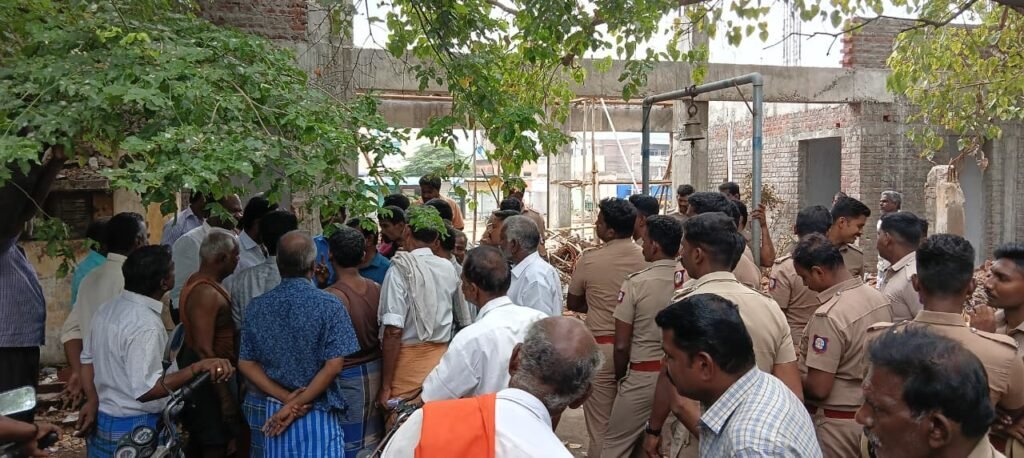 உசிலம்பட்டியில் பேருந்து நிலையம் விரிவாக்க பணிக்காக கோவில் மரங்களை வெட்டுவதற்கு சமூக ஆர்வலர்கள் மற்றும் கடை வியாபாரிகள் எதிர்ப்பு தெரிவித்ததால் பரபரப்பு