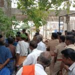 உசிலம்பட்டியில் பேருந்து நிலையம் விரிவாக்க பணிக்காக கோவில் மரங்களை வெட்டுவதற்கு சமூக ஆர்வலர்கள் மற்றும் கடை வியாபாரிகள் எதிர்ப்பு தெரிவித்ததால் பரபரப்பு