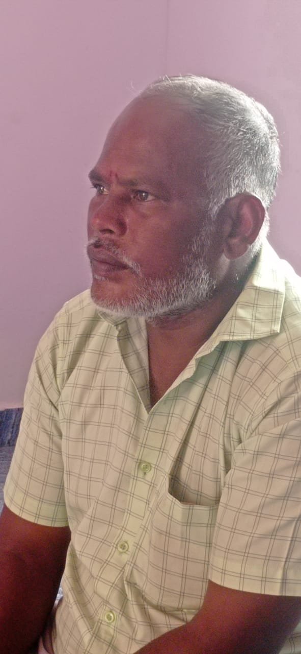 மதுரை அருகே கோவில் பாப்பாகுடியில் வீட்டின் முன்பாக சென்ற மின் வயரை மாற்றக் கோரிய நபரிடமிருந்து லஞ்சம் பெற்ற மின்வாரிய ஊழியர் கையும் களவுமாக பிடித்து கைது செய்த லஞ்ச ஒழிப்பு போலீசார்.