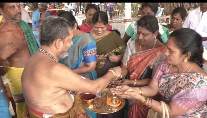 உசிலம்பட்டி அருகே புரட்டாசி முதல் சனிக்கிழமையில் 100ஆண்டுகள் பழமையான பெருமாள் கோவிலில் குவிந்த பக்தர்கள்